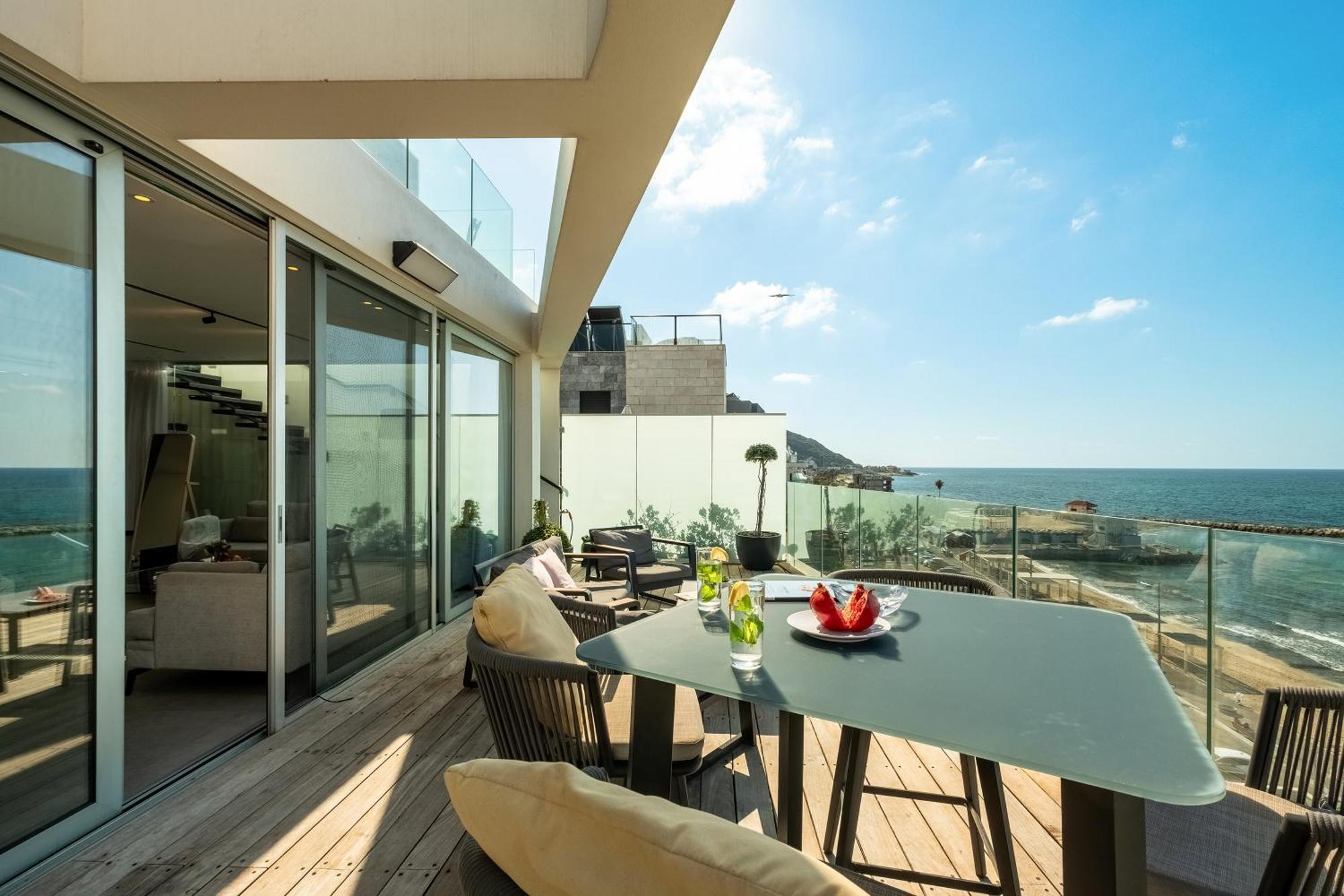 Penthouse 3Br + Roof Top + Parking - On The Beach Haifa Exterior photo